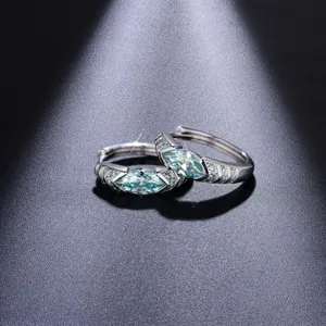 Detalle de pendientes de moissanita talla marquesa azul verde con diseño Ojo de Horus