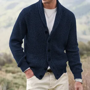 Detailaufnahme eines dunkelblauen Strick-Cardigans mit Schalkragen und Rippenstruktur