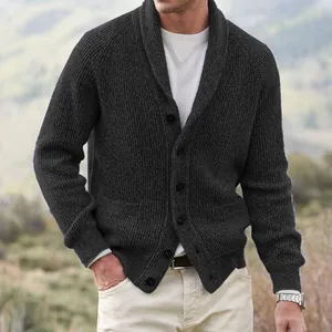 Detailansicht eines dicken dunkelgrauen Herren-Strick-Cardigans mit Schalkragen.