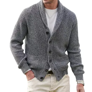 Detailansicht eines grauen, dicken Herren-Strickcardigans mit Schalkragen und Knopfverschluss