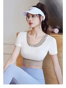 Detailansicht eines eng anliegenden Fake-Two-Piece-Yoga-Crop-Tops in Weiß und Taupe
