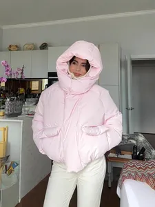 Trendvriendelijke roze korte pufferjas met capuchon voor warme winter in oversized stijl