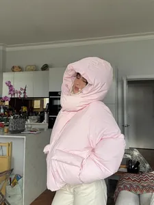 Oversized lichtroze gewatteerde jas met dikke isolatie en een comfortabele capuchon