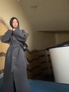 Elegante cappotto lungo grigio scuro da donna con collo alto e cintura in vita