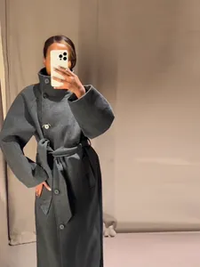Elegante cappotto lungo in lana grigio scuro con collo alto e cintura regolabile in vita
