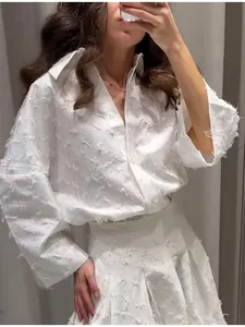 Elegante completo bianco da donna con camicia a frange e gonna a trapezio a due pezzi.