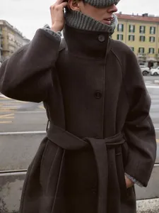Cappotto lungo elegante con collo alto e cintura da donna in stile urbano all'aperto
