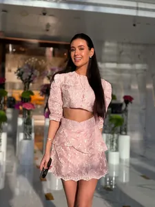 Elegantes rosa französisches Blumen-Spitzen-Set mit Puffärmel-Top und gestuftem Minirock
