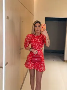 Elegantes rotes Blumen-Set mit Puffärmeln, Crop-Top und Minirock für stilvolle Damen