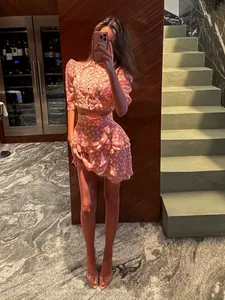 Elegantes französisches Blumen-Set mit Crop-Top und Minirock mit Rüschen für Damen.