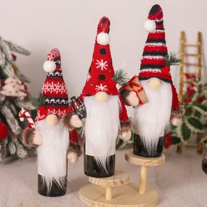 Set di tre copribottiglie di vino gnomo di Natale con cappelli a maglia e barbe bianche