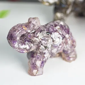 Detalle macro de una figurita de elefante de resina de cristal de amatista natural
