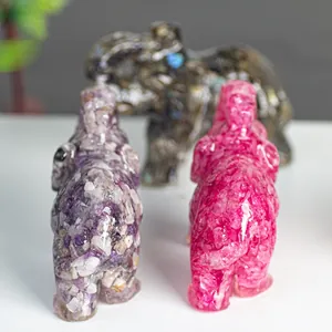 Primer plano de figuras de elefante de resina de piedra de cristal para escritorio.