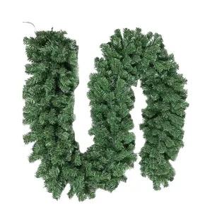 Primer plano de una guirnalda navideña de PVC verde denso que muestra agujas de pino falsas