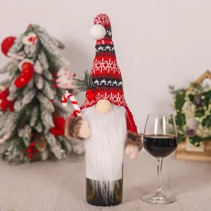 Dettaglio copribottiglia di vino gnomo natalizio con cappello rosso lavorato a maglia
