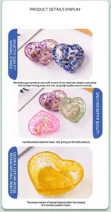 Detalle de cuencos de resina epoxi en forma de corazón con trozos de cristal natural