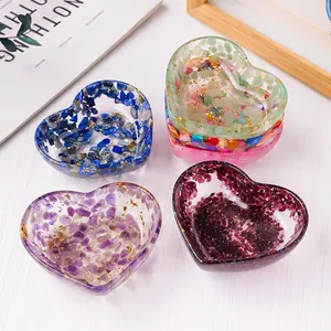 Cuencos de resina en forma de corazón con trozos de cristal natural y oro