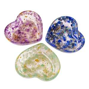 Tres cuencos de resina en forma de corazón con chips de amatista, lapislázuli y fluorita