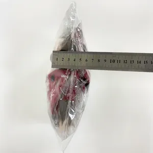 Dettaglio di uno gnomo di Natale in peluche con righello per la misurazione delle dimensioni
