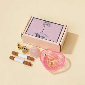 Dekorative herzförmige Rosenquarz-Kristallschale mit Räucherstäbchen in rosa Geschenkbox