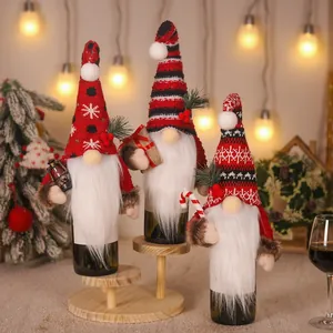 Set di tre copribottiglie di vino a forma di gnomo natalizio con cappelli a maglia