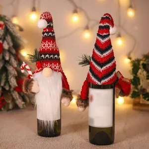 Set di due copribottiglie di vino gnomi di Natale con cappelli a maglia e decorazioni