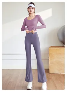 Ensemble de yoga violet ajusté avec haut à manches longues et legging évasé sport
