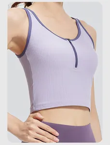 Dettaglio reggiseno sportivo a costine con cerniera frontale e bordi viola.