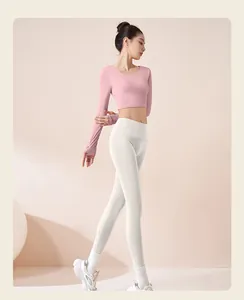 Dettaglio del top da yoga rosa a maniche lunghe e leggings bianchi per una vestibilità slim