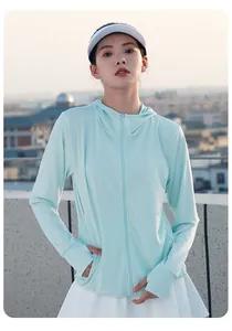 Veste de protection solaire bleu clair à capuche et trous pour les doigts dehors