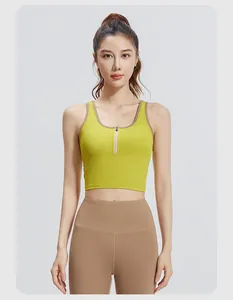 Dettaglio del reggiseno sportivo da yoga giallo a righe con zip e coppe fisse