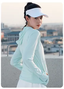 Femme portant une veste de protection solaire à capuche vert menthe respirante