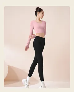Vista completa del crop top yoga rosa a maniche lunghe e leggings neri a vita alta