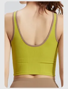 Vista posteriore ravvicinata del reggiseno sportivo a coste verde lime con bordi marroni
