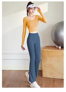 Mannequin portant un haut court moutarde et un pantalon de yoga évasé bleu chic