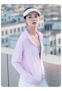 Veste de protection solaire rose à capuche respirante pour les femmes en plein air
