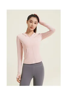 Donna con giacca leggera protettiva solare UPF50+ con cappuccio in rosa pastello.