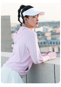 Vue arrière d'une veste de protection solaire rose respirante à capuche pour l'extérieur