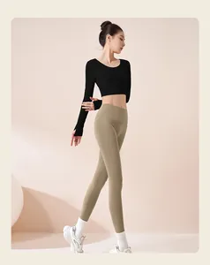 Vista dettagliata del set da yoga con crop top nero a maniche lunghe e leggings kaki.