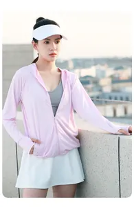 Mannequin asiatique portant une veste de protection solaire rose légère en milieu urbain