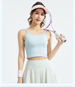 Mannequin asiatique portant un caraco de sport côtelé bleu clair avec raquette de tennis