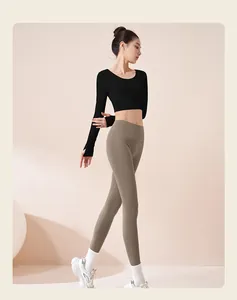Set yoga slim fit con top corto nero a maniche lunghe e leggings marroni a vita alta