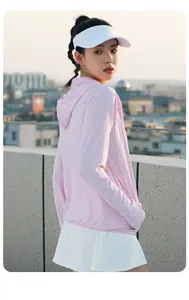 Détail d'une veste de protection solaire rose pâle avec visière blanche en plein air