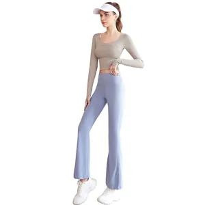 Ensemble de yoga respirant taille haute avec un haut court et un pantalon évasé chic