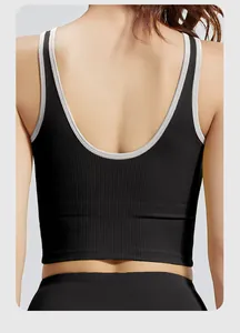 Vista posteriore dettagliata di un reggiseno sportivo nero a costine con bordo a contrasto