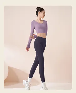 Completo da yoga slim fit con top a maniche lunghe lavanda e leggings scuri