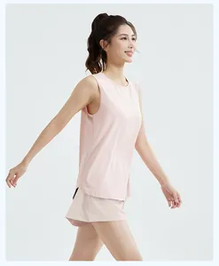 Detailansicht des rosa Sportsets mit ärmellosem Mesh-Top und passenden Shorts für Damen.
