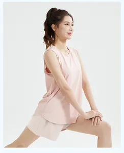 Ärmelloses rosa Mesh-Sporttop und Shorts-Set getragen von einer dehnbaren Turnerin