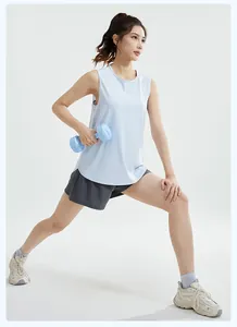 Sportset für Damen mit blauem Tanktop und grauen Shorts für Fitness und Laufen