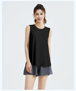 Zweiteiliges Sportset für Damen mit schwarzem ärmellosem Top und grauen Shorts